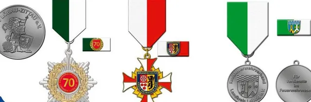 Orden und Medaillen an Bändern in den Landesfarben