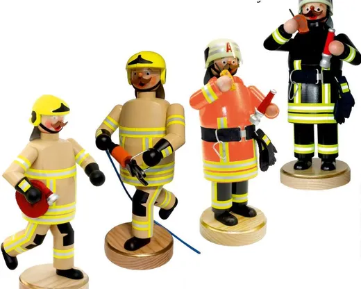 Vier Räuchermänner als Feuerwehrleute in verschiedenen Uniformfarben