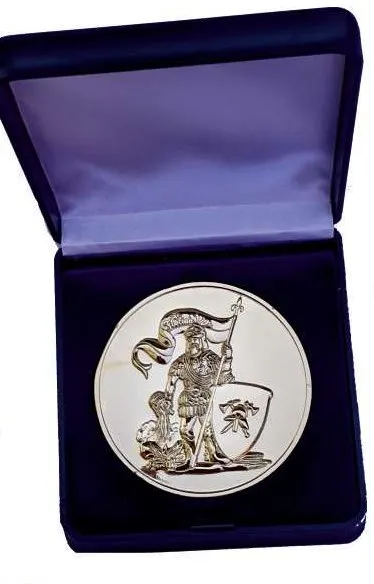 Versilberte Zinnmünze mit St. Florian im blauen Etui